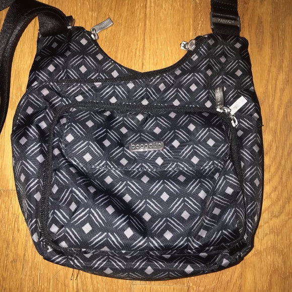 baggallini criss cross crossbody bag
